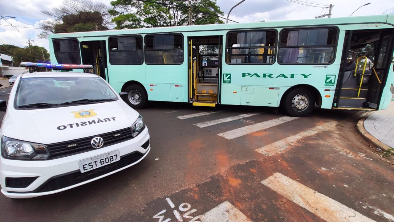 Foto 3 de 8 — Mulher fica ferida após acidente entre ônibus e motocicleta em Araraquara
